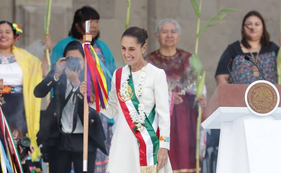 Claudia Sheinbaum recibe bastón de mando de Pueblos Indígenas en ceremonia sagrada en el Zócalo de la Ciudad de México 1 de octubre de 2024 / Foto: Carlo Mejía / EL UNIVERSAL