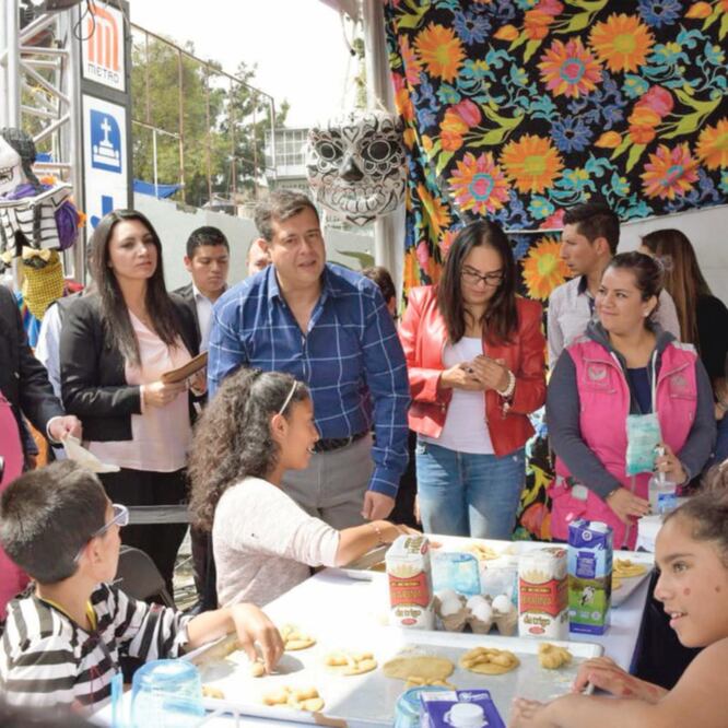 Como parte de las actividades programadas por el Gobierno de la Ciudad, los niños participaron en el taller de elaboración de pan de muerto; además, realizaron dibujos alusivos a la festividad del Día de Muertos. (ESPECIAL)