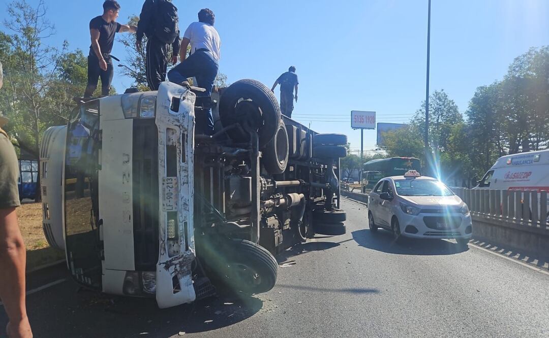 Accidente en Viaducto Tlalpan; camión de carga volcó tras impactarse con muro de contención. Foto: Juan Carlos Williams