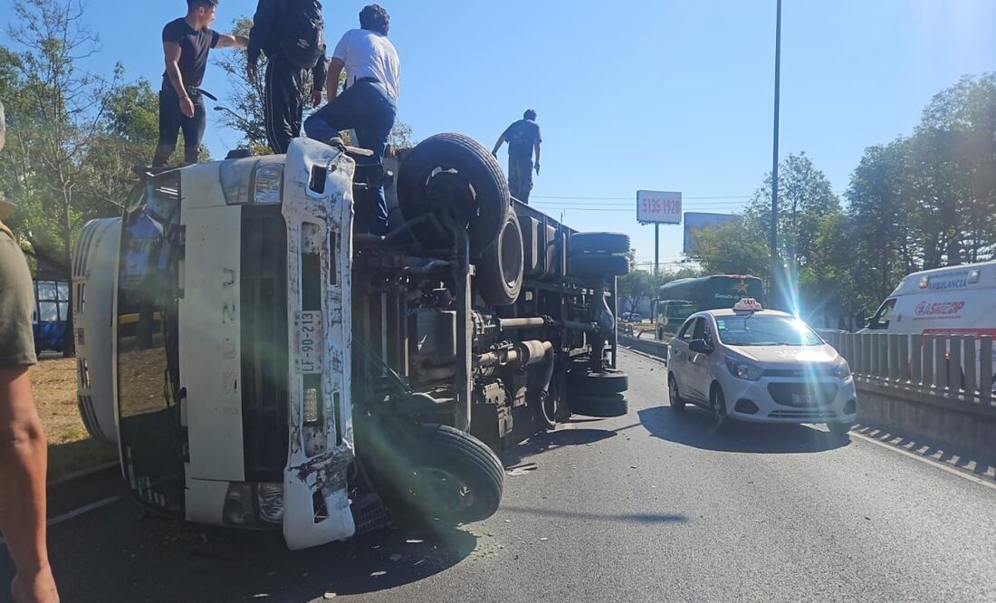 Accidente en Viaducto Tlalpan; camión de carga volcó tras impactarse con muro de contención. Foto: Juan Carlos Williams