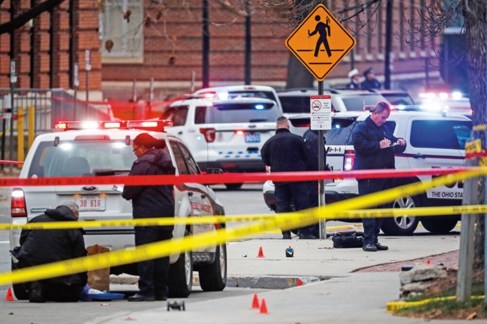 Policías trabajan en la escena del crimen en la Universidad del estado de Ohio, donde el lunes un joven atacó a 11 personas (JOHN MINCHILLO. AP)