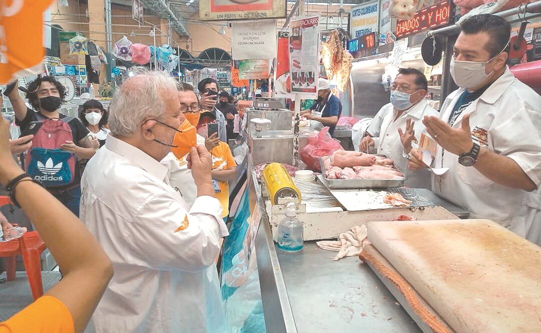 Los candidatos por Movimiento Ciudadano, encabezados por Marco Rascón, recorrieron el Mercado Melchor Ocampo. Foto: ESPECIAL