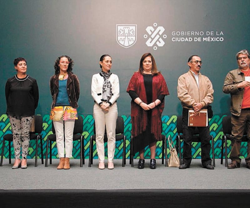 Durante la presentación del programa Mejoramiento Barrial, la jefa de Gobierno, Claudia Sheinbaum (tercera de izq. a der.), estuvo acompañada de la titular de la Sibiso, Almudena Ocejo (segunda de izq. a der.). ESPECIAL
