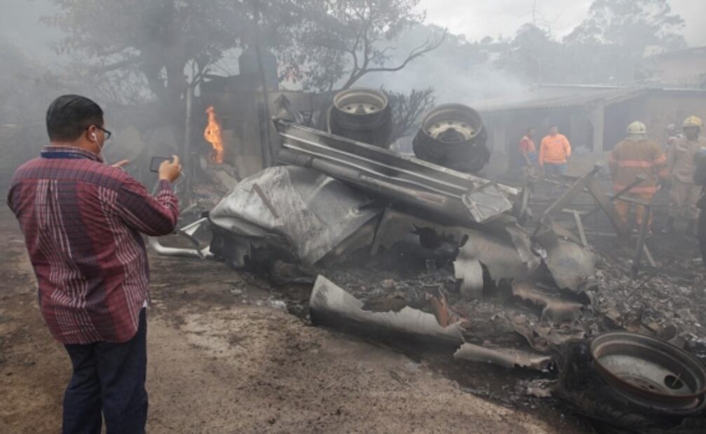 Captan en video incendio provocado por un accidente de pipa en Honduras