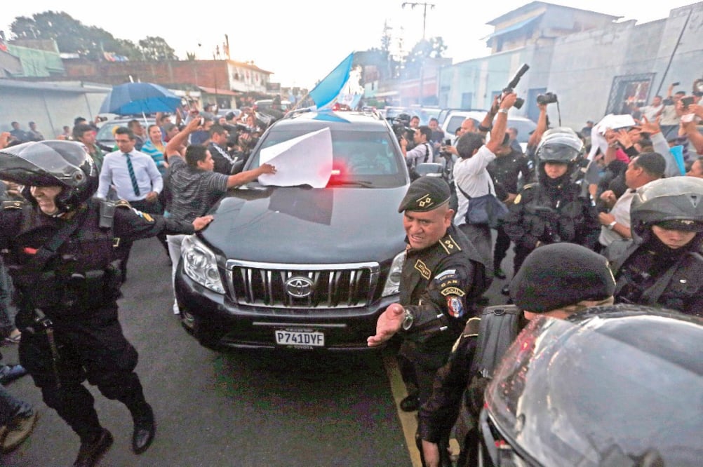 Policías guatemaltecos abren paso al vehículo que traslada al ex presidente Otto Pérez a la cárcel del cuartel de Matamoros, donde quedó detenido (ESTEBAN FELIX)