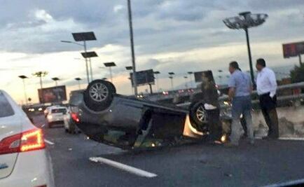 Vuelca automóvil en segundo piso de Periférico