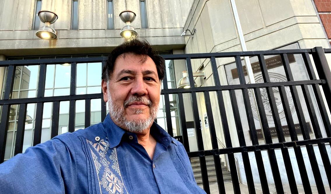 Frente al edificio, el petista desplegó una manta con la consigna “Noroña es pueblo”, y celebró que el exsecretario de Seguridad Pública durante el sexenio de Felipe Calderón esté detenido