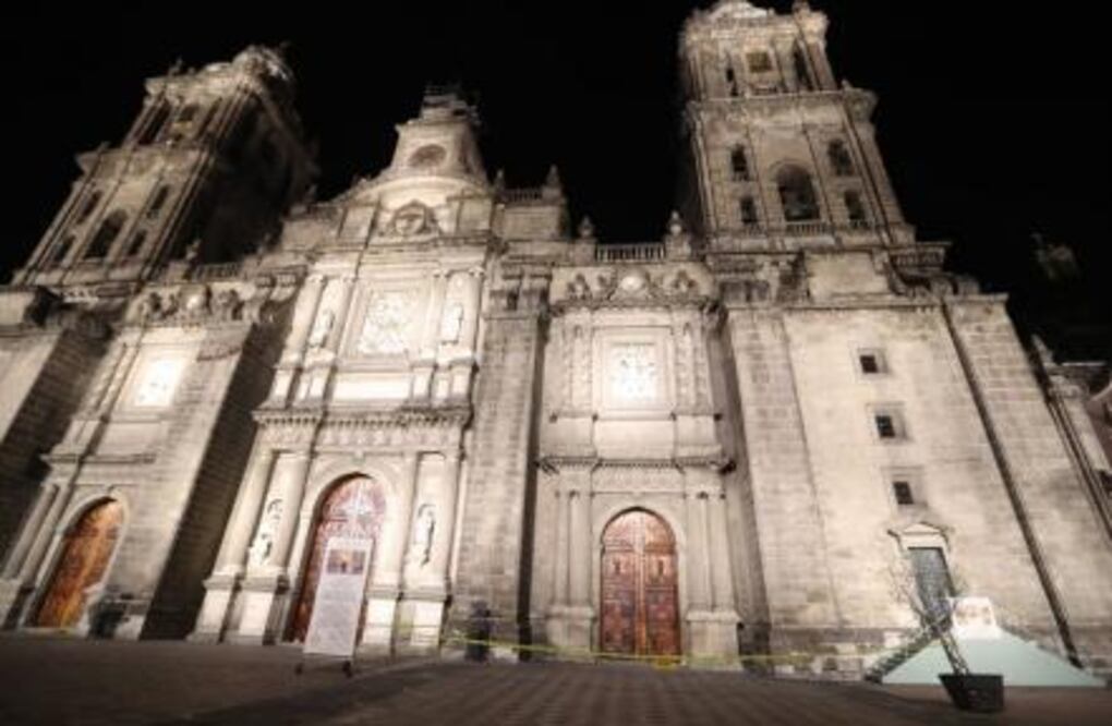 Cae rayo en Catedral Metropolitana; daña un escudo y una guirnalda