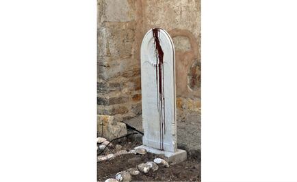 Tumba de Junípero Serra, pintada por vándalos