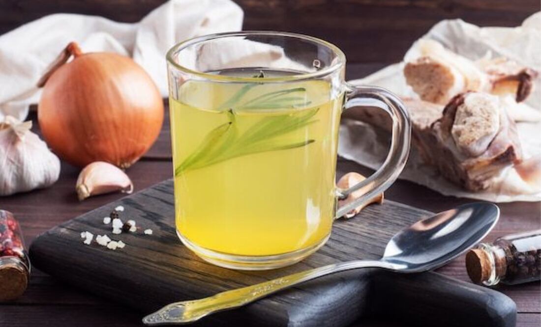 Descifrando el misterio del té de cebolla. Fuente: Freepik.