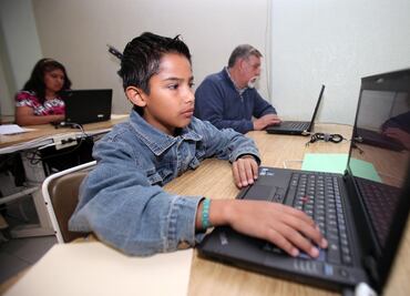 Entablar amistades por redes sociales, mitiga la sensación de aislamiento