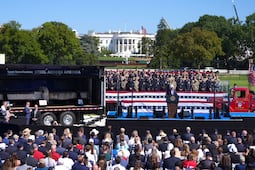 Trump afirma que EU usará "todo su poder" para evitar un nuevo 11-S; recibe viga de Torres Gemelas en la Casa Blanca