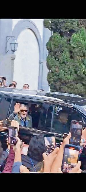 Con celular en mano y gritos de emoción, fue recibido el exBeatle. Foto: Karen Rincón