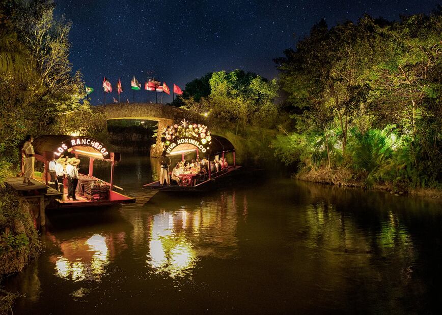 Xoximilco ofrece la experiencia de una fiesta en trajinera. Foto: Xcaret