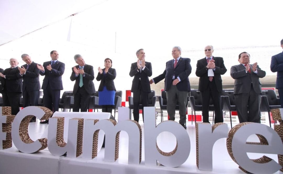 Rosario Robles y Miguel Ángel Mancera asistieron a la Cumbre Infonavit 2016 “Financiamiento a la Vivienda”. (Foto: Twitter @Rosario_Robles_)