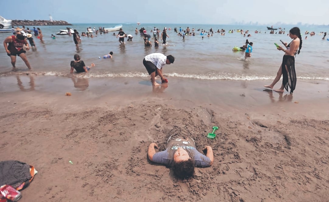 Aunque la afluencia de turistas no fue la espera da, el derrame de hidro carburo en el golfo de México no ha sido impedimento para que familias visiten las playas veracruzanas estas vacaciones de Semana Santa. Foto: Diego Prado/ EL UNIVERSAL