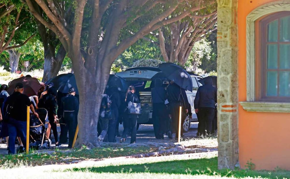 El ataúd dorado con el cuerpo de Nemesio Oseguera Cervantes, El Mencho, arribó cerca del mediodía de ayer al cementerio Recinto de la Paz, en Zapopan. Foto: Miguel García / EL UNIVERSAL