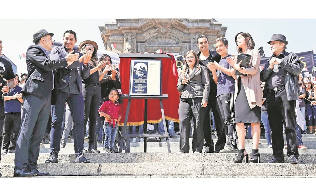 Cuatro fans develaron la placa en el Ángel de la Independencia. (AGUSTIN SALINAS. EL UNIVERSAL)