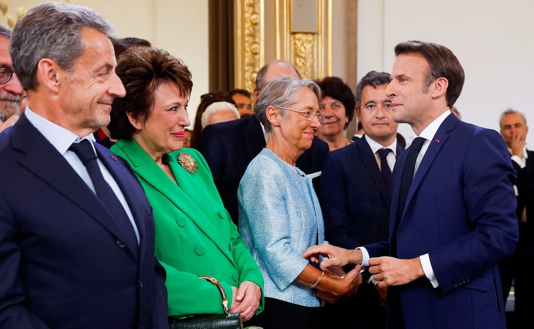 El expresidente de Francia, Nicolas Sarkozy , la ministra de Cultura de Francia, Roselyne Bachelot y la ministra de Trabajo de Francia, Elisabeth Borne, hablan con el presidente de Francia, Emmanuel Macron. FOTO: AFP