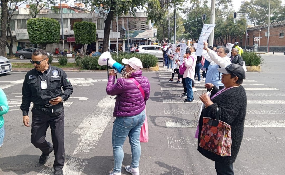 Familiares de adolescentes desaparecidos bloquean calles en CDMX; exigen pronta búsqueda a la FGJCDMX. Foto: Especial