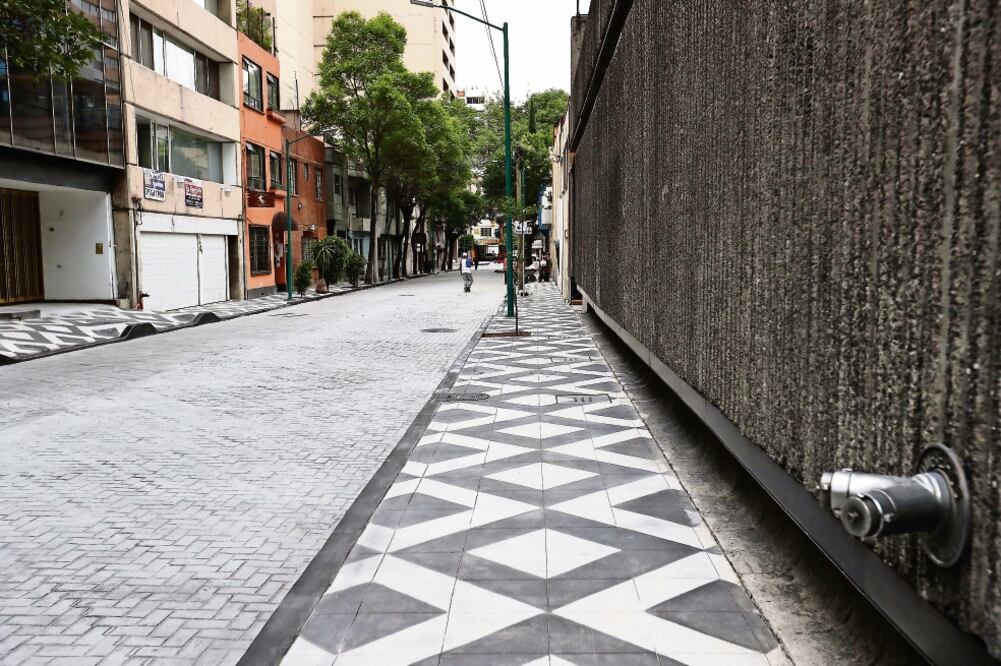 La vialidad fue entregada después de que se llevara a cabo la sustitución de la red de drenaje, agua potable y del arroyo vehicular, que ahora cuenta con concreto hidráulico estampado. (ARIEL OJEDA. EL UNIVERSAL)