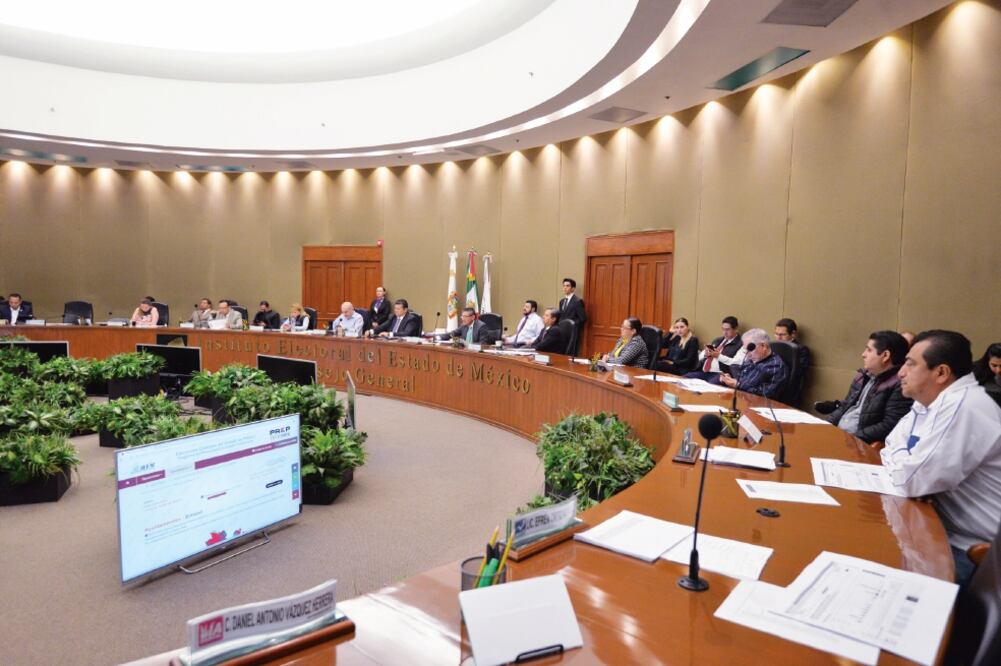 El Consejo General del IEEM después de un receso continuó la Sesión Permanente de la Jornada Electoral, continuando con la captura del PREP (RTEMIO GUERRA BAZ. CUARTOSCURO)