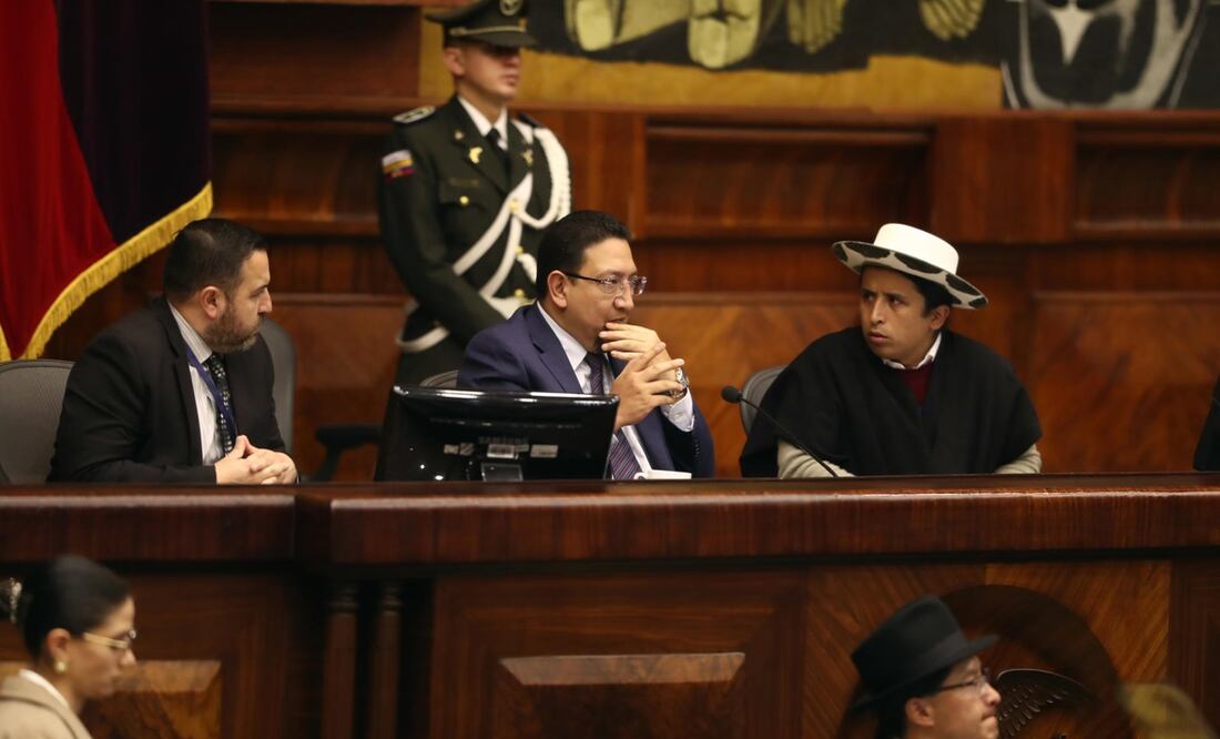 El presidente de la Asamblea Nacional, Virgilio Saquicela, habla durante la apertura de la sesión parlamentaria hoy, en Quito (Ecuador). Foto: EFE