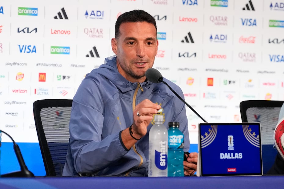 Lionel Scaloni en conferencia de prensa, durante la Fase de Grupos del Mundial de 2026 - Foto: AP