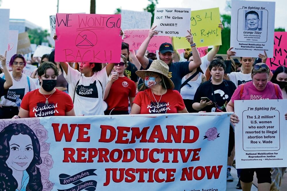 Manifestantes alrededor del Capitolio de Arizona después de la decisión de la Corte Suprema de anular la histórica decisión de aborto Roe vs. Wade, en 2022, Foto: AP