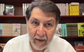 Regresa Noroña de vacaciones en Europa; acusa a medios de comunicación de alentar agresiones en su contra