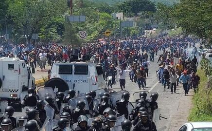 Transportistas y pobladores de comunidades de Guerrero bloquean la autopista del Sol