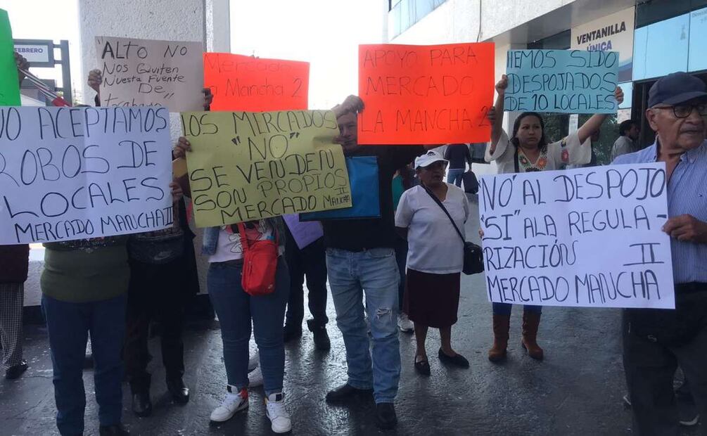 Comerciantes protestan frente a la presidencia municipal de Naucalpan, donde buscan ser atendidos por autoridades, para denunciar las extorsiones por parte de servidores públicos que presuntamente los amenazan con despojarlos. Foto: Rebeca Jiménez. EL UNIVERSAL