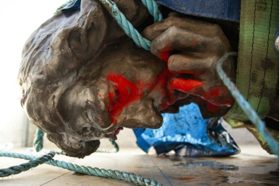 Rescatan estatua de comerciante de esclavos que fue lanzada a un río por manifestantes antirracistas