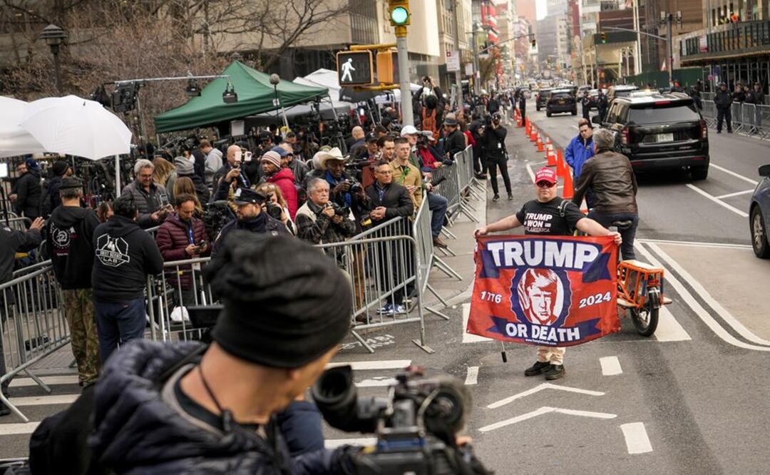 Partidarios del expresidente Donald Trump se aglomeran frente a la prensa y espectadores fuera de la corte criminal de Manhattan. Foto: AP