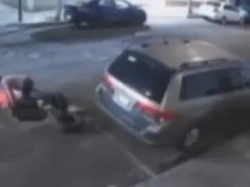 Video. Mujer cae en coladera sin tapa al cruzar la calle; esta vez en la Benito Juárez