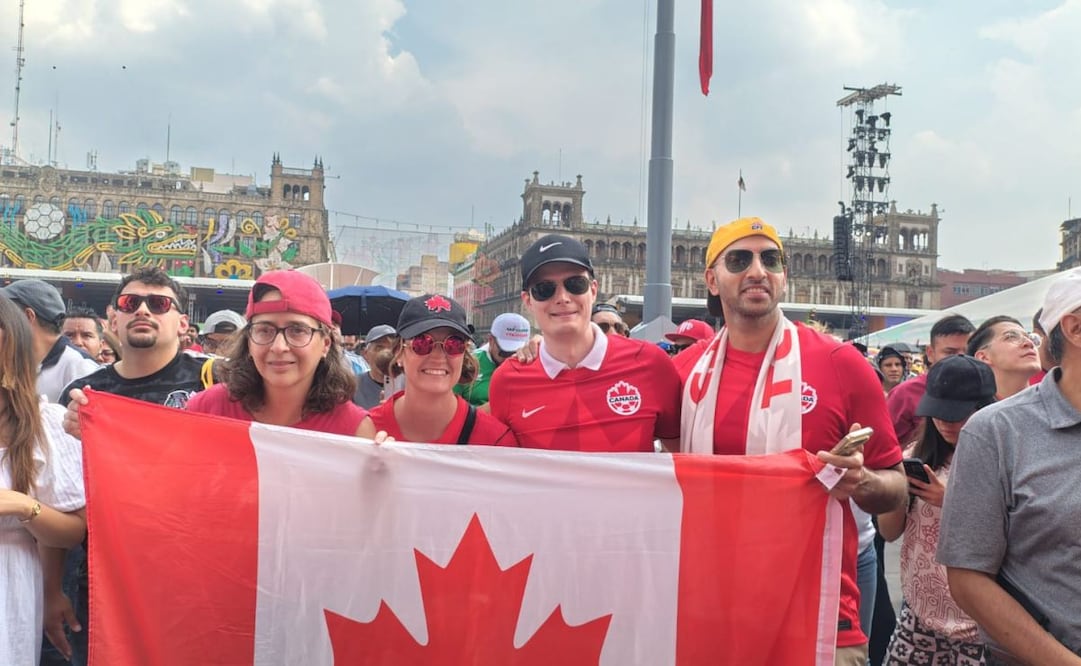Canadienses eligen el FIFA Fan Fest de la CDMX; aseguran que el ambiente supera al de su país.
Foto: Arantxa Meave