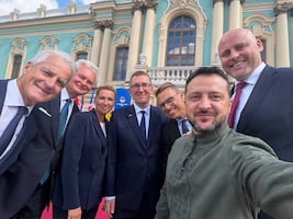 Zelensky descarta celebrar elecciones en Ucrania; "serían un tsunami para el país"