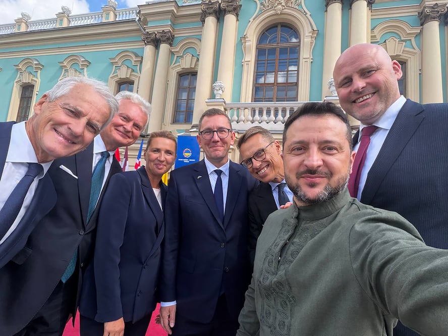 El presidente ucraniano Volodimir Zelensky se toma una selfie con (de izq. a der) el primer ministro noruego, Jonas Gahr Store; el presidente de Lituania, Gitanas Nauseda; la premier danesa, Mette Frederiksen; el premier de Estonia, Kristen Michal y el presidente de Finlandia, Alexander Stubb, en Kiev. FOTO: AFP
