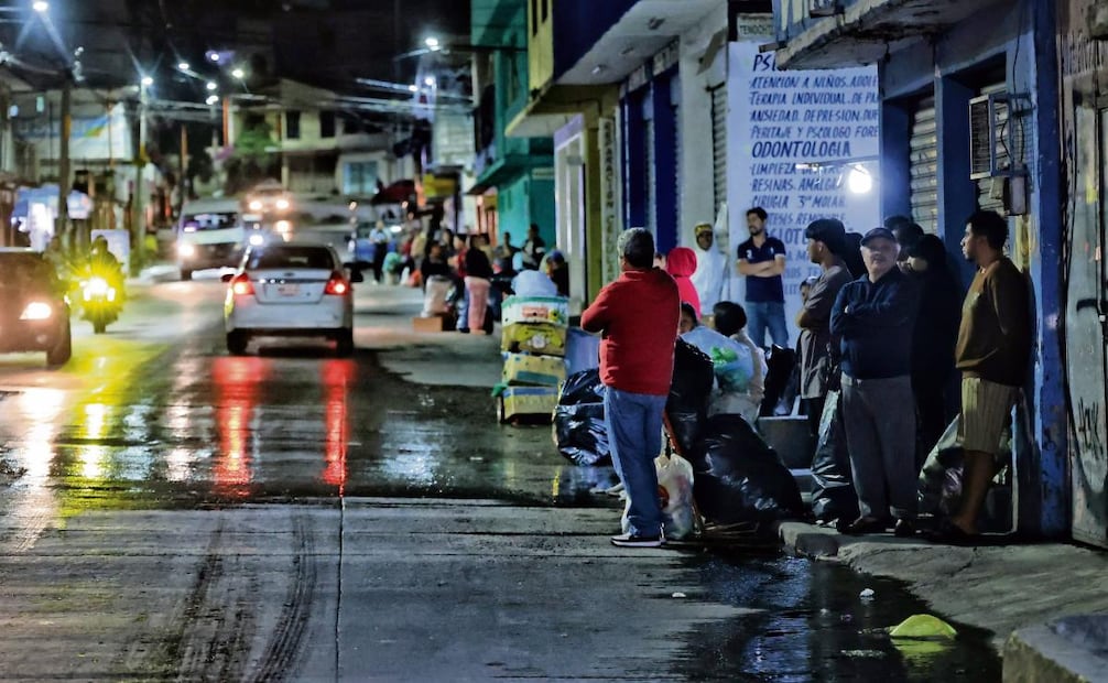 Desde las 10 de la noche, los vecinos de la parte alta de Ciudad Cuauhtémoc, en Ecatepec , hacen fila en algunas esquinas para poder tirar su basura en los camiones de limpia. Foto: FERNANDA ROJAS/EL UNIVERSAL