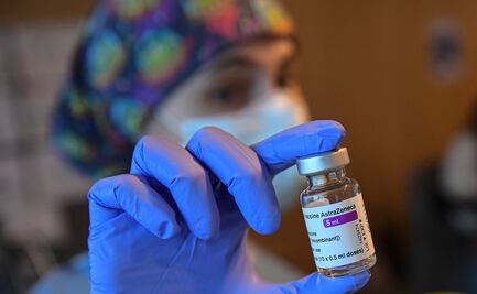 Vacuna de AstraZeneca, combate variante británica del Covid: estudio