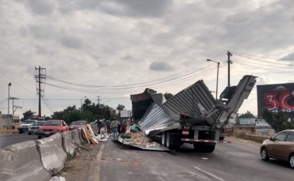 Volcadura de tráiler afecta circulación en Tlalnepantla 