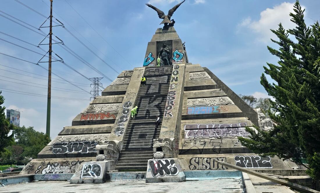 Comienzan limpieza y recuperación del Monumento a la Raza; "el proceso será largo", dijeron los trabajadores. Foto: Jorge Alejandro Medellín Hernández