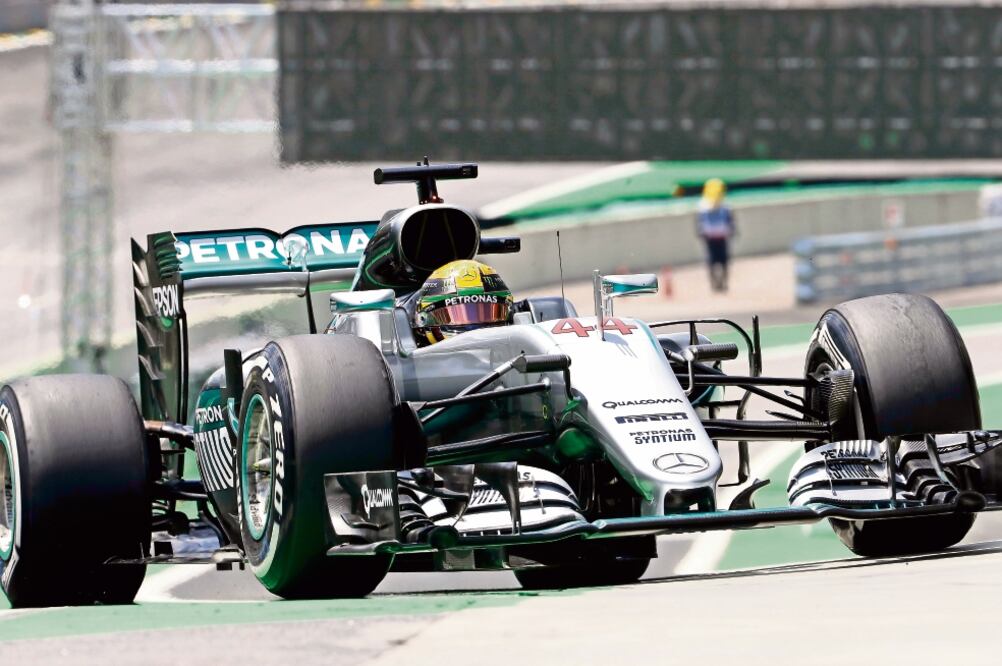 Hamilton, con su Mercedes, tuvo pleno dominio de la pista brasileña, durante las prácticas libres. (FOTO: ANDRE PENNER. AP)