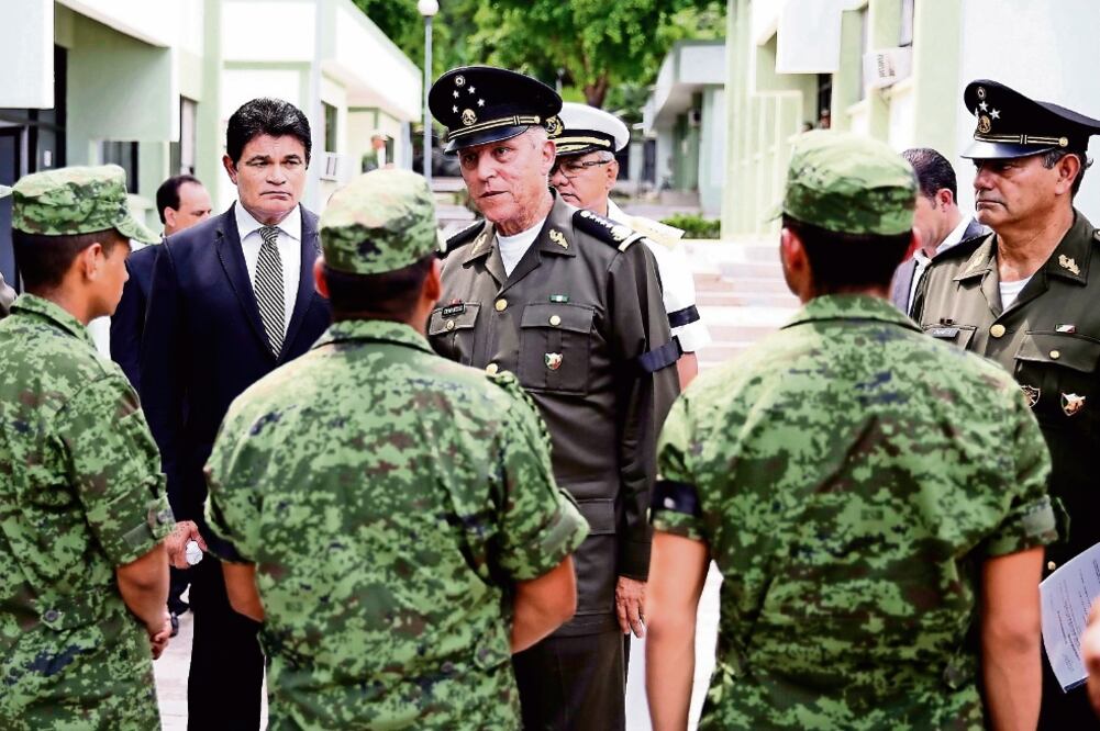 El general Salvador Cienfuegos, titular de la Sedena, acudió al 94 Batallón de Infantería, en Culiacán, Sinaloa, donde fueron despedidos los militares muertos el viernes en una emboscada (GOBIERNO DEL ESTADO DE SINALOA)