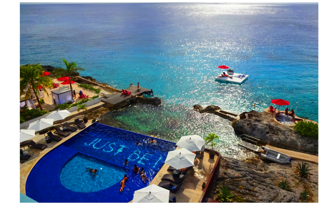 La piscina del Hotel B tiene un mensaje que te invita a ser tú mismo y vivir el presente. (Foto: Cortesía)