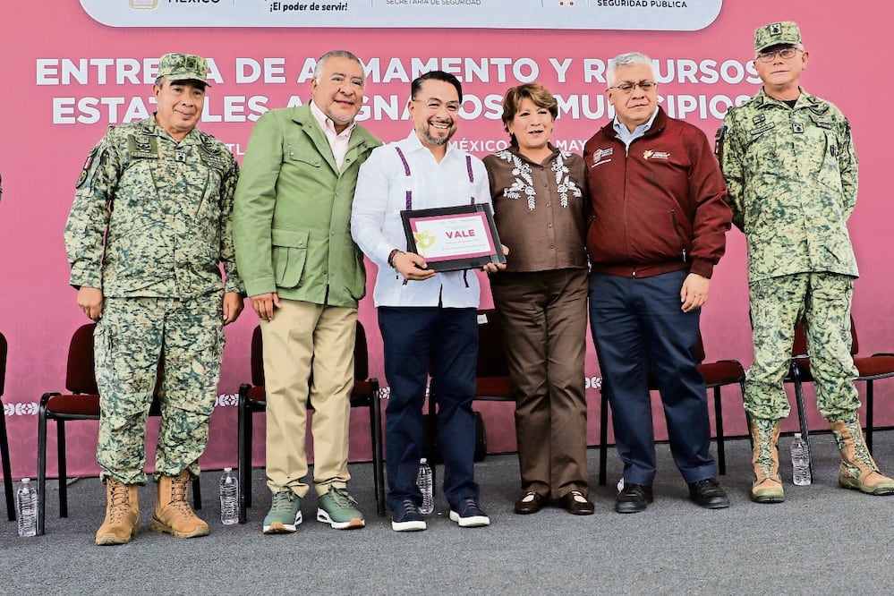 Delfina Gómez (centro) dijo que la entrega de recursos es el resultado de un trabajo entre los tres órdenes de gobierno y la ciudadanía. Foto: Especial