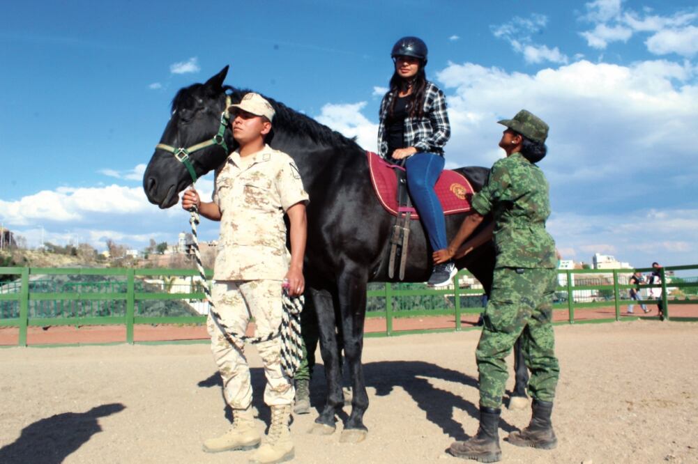 Ana Mariela, de 22 años, dice que cuando perdió la movilidad por el Síndrome de Guillain-Barré acudió a una exposición del Ejército y le hablaron de la equinoterapia, con la que pudo dejar la silla de ruedas y caminar con apoyo. (IRMA MEJÍA. EL UNIVERSAL)