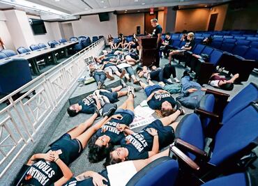 Estudiantes de Florida llevan su protesta ante legisladores