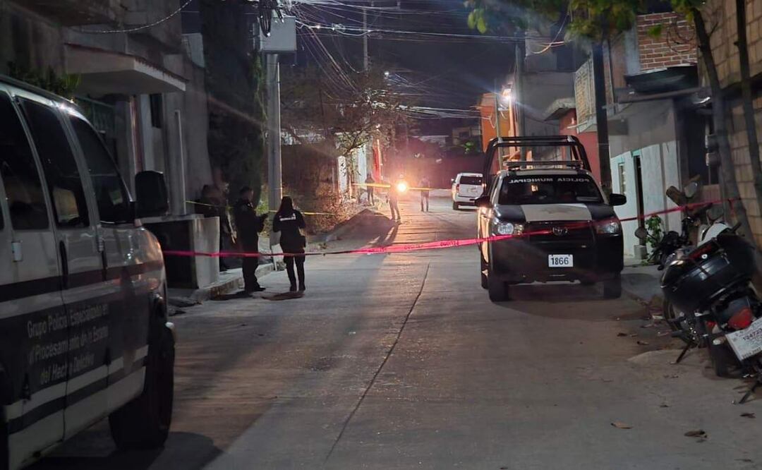 Autoridades del Semefo localizan dos cadáveres de hombres dentro de un auto abandonado en Cuernavaca, Morelos (20/03/2025). Foto: Especial