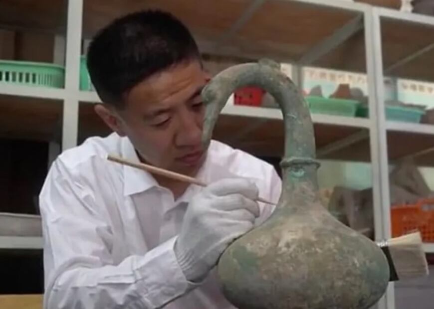 Descubren vasija de más de 2 mil años de antigüedad con líquido misterioso